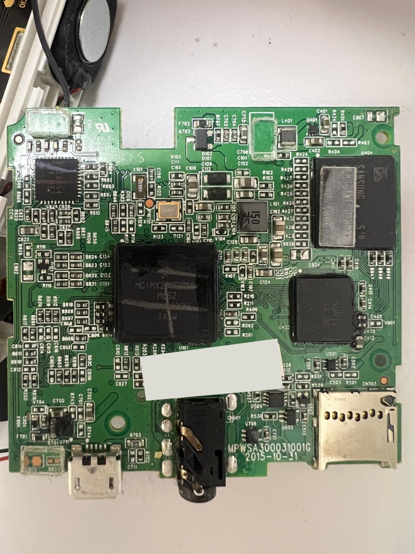 Brain PW-SH3のメイン基板の部品面。中央にi.MX283、左上に音声IC、右上にeMMCがある。